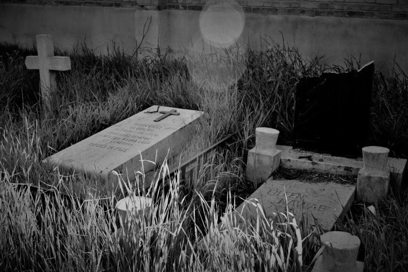 могилы с надгробиями