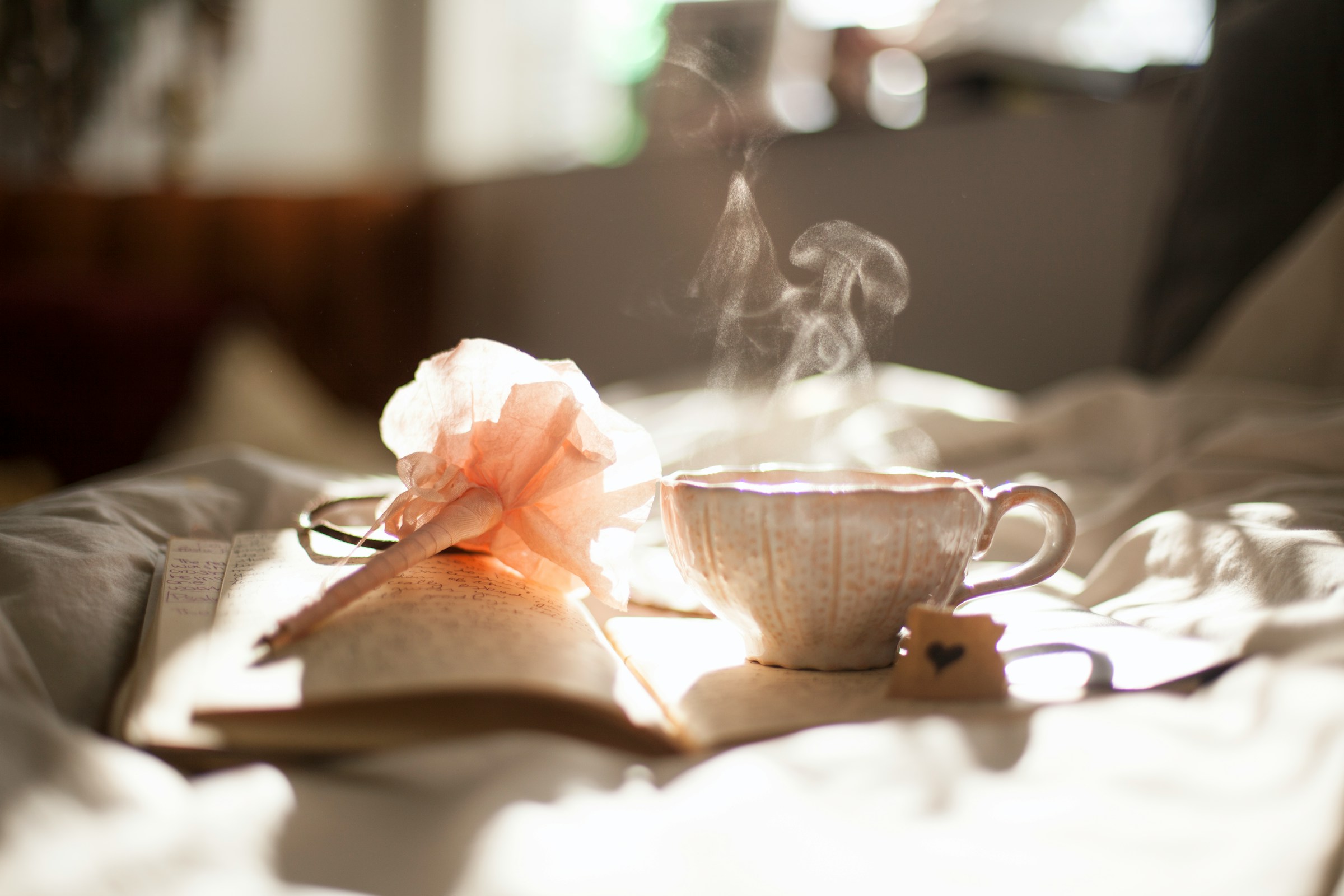 Души в ней не чаю. Нежность утра. Утро чай. Кофе с цветами в постель. Уютное утро.
