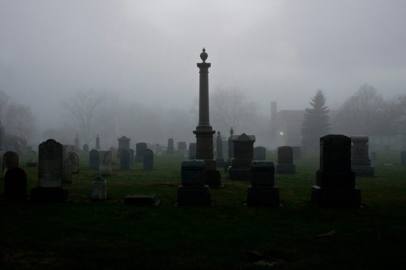 темное кладбище